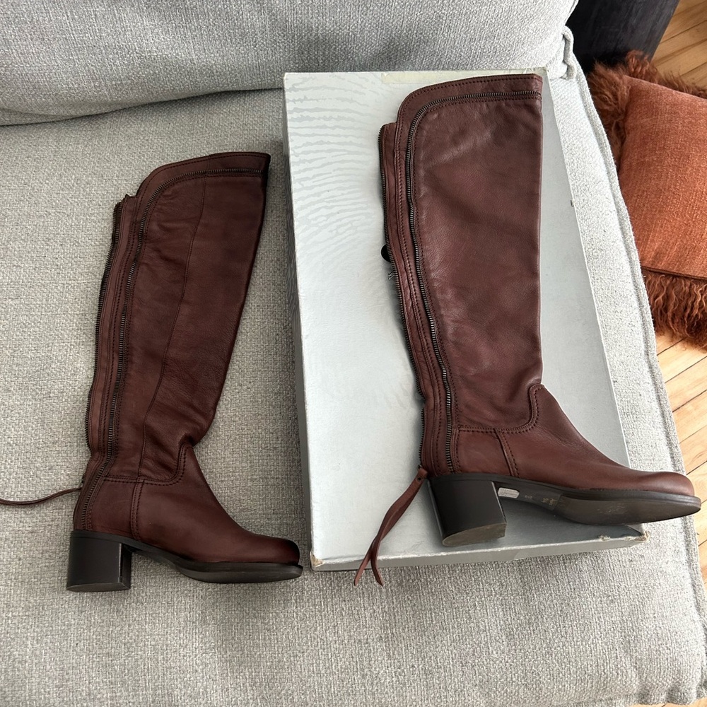 Chic Brown Leather Heeled Boots for Women - Picture 2 of 5